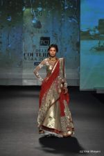 Model walk the ramp for Anju Modi show at PCJ Delhi Couture Week Day 3 on 10th Aug 2012 200 (46).JPG